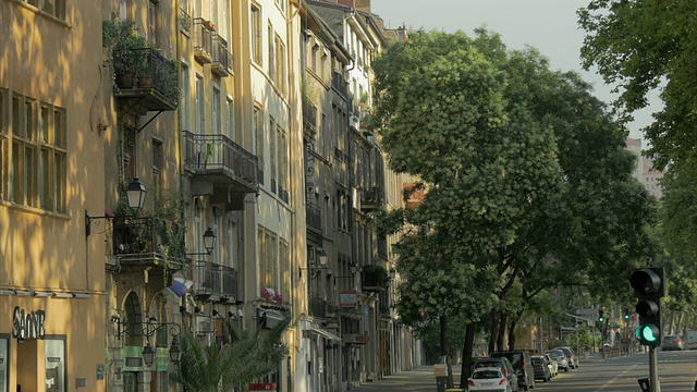 里昂老城，大楼正面，街道，绿灯到红灯，视频素材