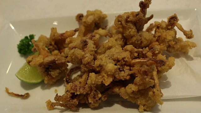 吃炸鱿鱼日本食物视频素材