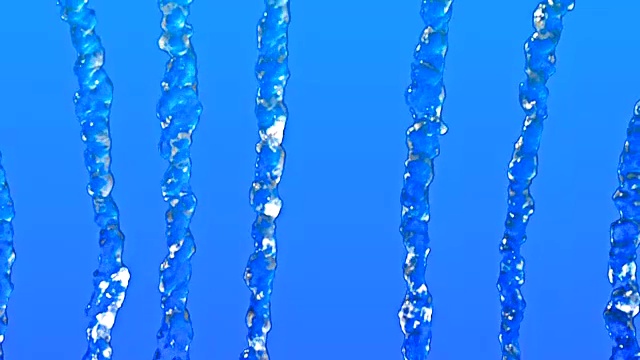 溪水从蓝色背景的喷泉中流过视频下载
