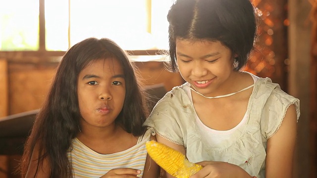 可怜的亚洲女孩在吃玉米视频下载
