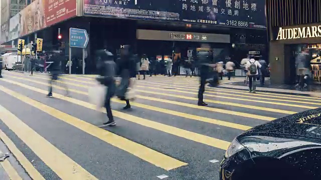 行人穿过香港德威中环路口的延时图视频素材