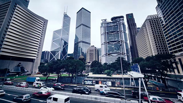 灰色天空下，香港中环摩天大楼的延时摄影视频下载