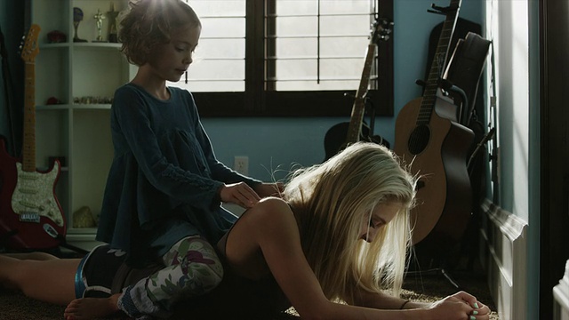 中等镜头的女孩按摩青少年sisterÃs回卧室/桑迪，犹他州，美国视频素材