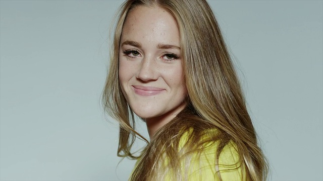 慢镜头近距离的微笑年轻女子翻转金发/普罗沃，犹他州，美国视频素材