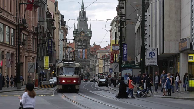 欧洲捷克共和国布拉格金德瑞斯卡和金德瑞斯卡塔上的有轨电车视频素材
