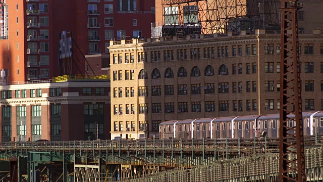 7号高架地铁穿过纽约长岛市的一段高架轨道。视频素材