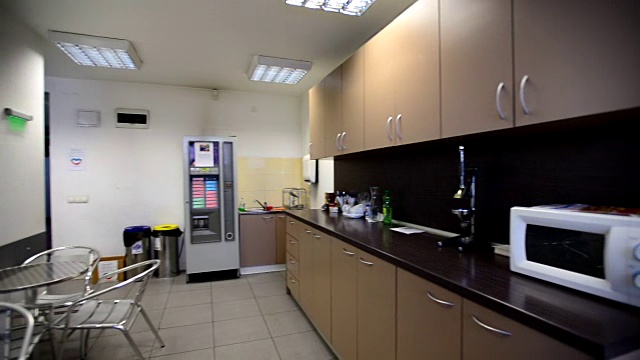 DOLLY拍摄办公室厨房视频下载