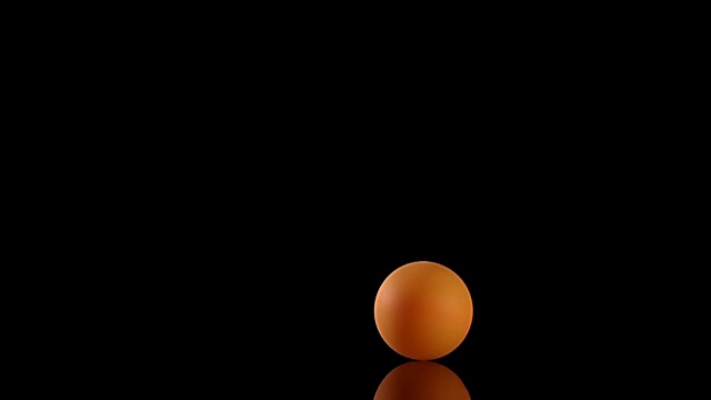 橙色的乒乓球慢动作旋转视频素材