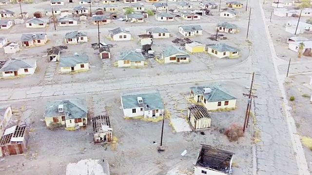 废弃的城镇，有一排排空房子视频下载