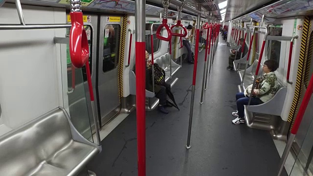 乘坐香港地铁系统的乘客视频下载