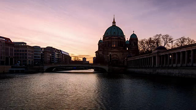 日出时的柏林大教堂和施普雷河视频下载