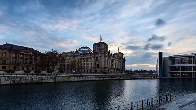 日落时柏林的国会大厦和施普雷河视频下载