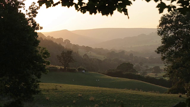 哈瑟塞奇附近的乡村在日落，德比郡，英格兰，英国，欧洲视频素材