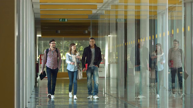SLO MO DS大学生走在走廊上视频下载
