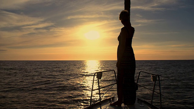 慢墨女人侧影站在船头斜桅上视频素材