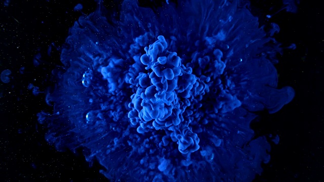 SLO MO蓝色云在黑色的背景视频素材
