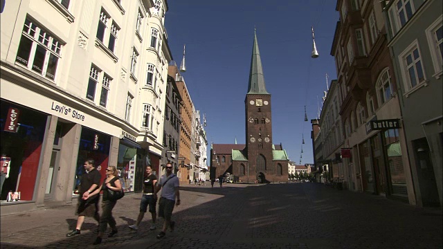 丹麦奥尔胡斯的教堂广场视频下载