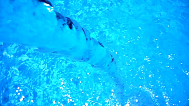 游泳池的水直接流过视频素材