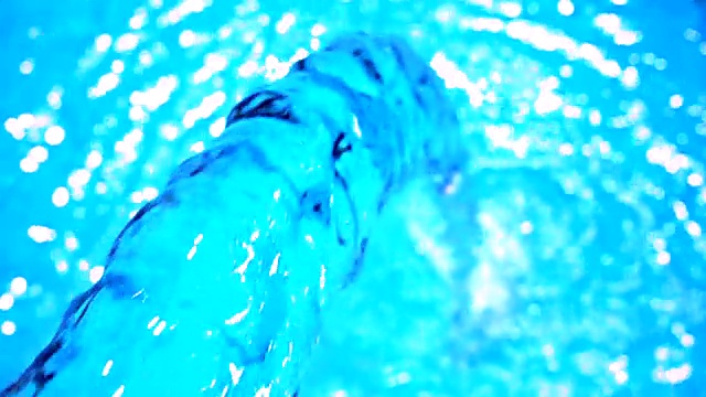 游泳池的水直接流过视频素材