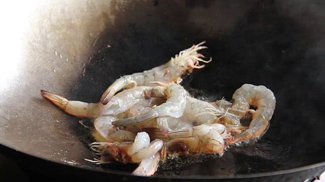 烹饪虾。视频素材