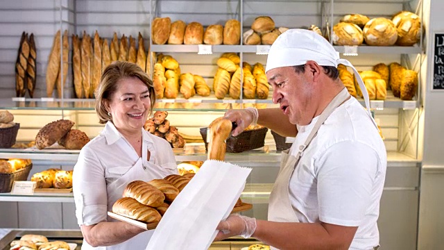 在面包店工作的人视频素材