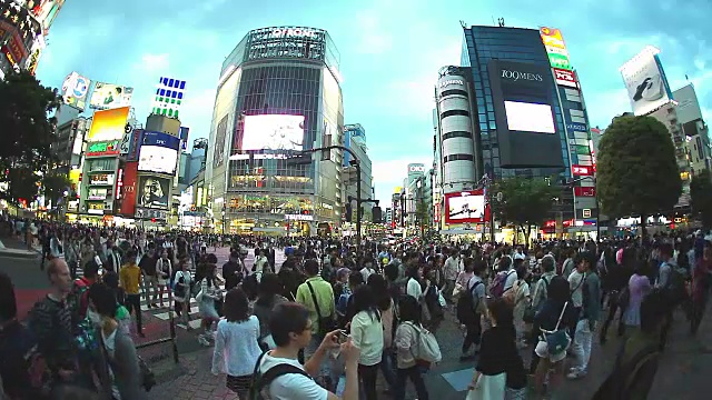 在日本东京涩谷路口，拥挤的人群走在路上视频素材