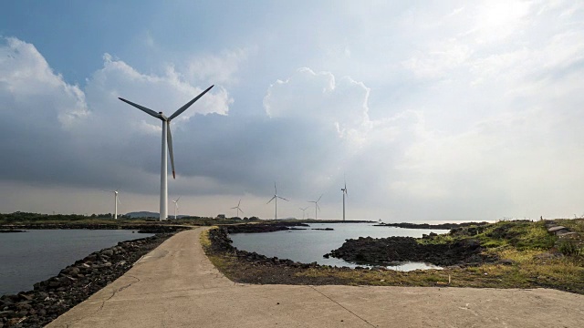 景观中有许多垂直轴风力机在沿海附近的风力发电站视频下载