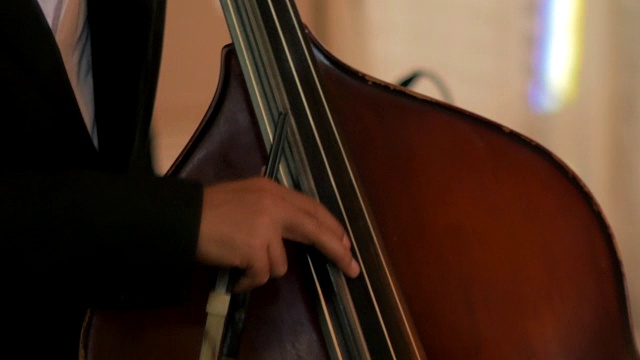 特写:在管弦乐队中用大提琴演奏视频素材