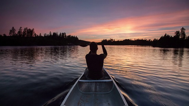 划独木舟在日落时分视频素材