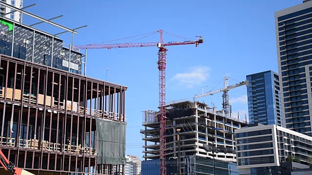 施工起重机移动和建设新的奥斯汀德克萨斯市中心天际线高层和公寓2016城市城市生活视频素材