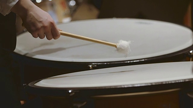 特写镜头的音乐家演奏壶鼓在音乐会视频素材
