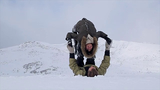 一对年轻夫妇在山上表演杂技瑜伽视频素材