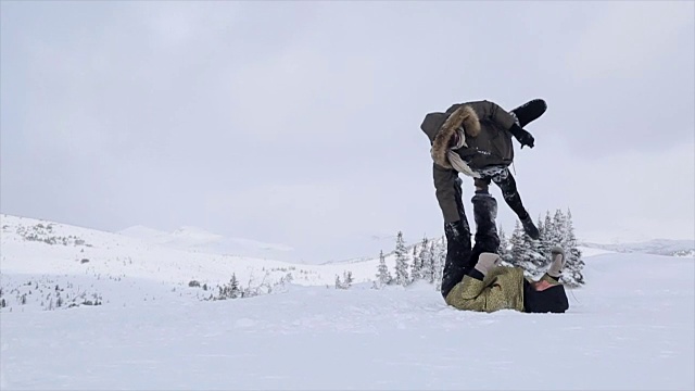 一对年轻夫妇在山上表演杂技瑜伽视频素材
