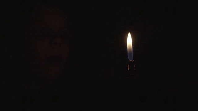 慢镜头:小男孩吹出火焰视频素材