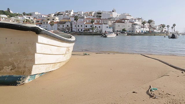 小镇和海滩上的船，费拉古多，阿尔加维，葡萄牙，欧洲视频下载
