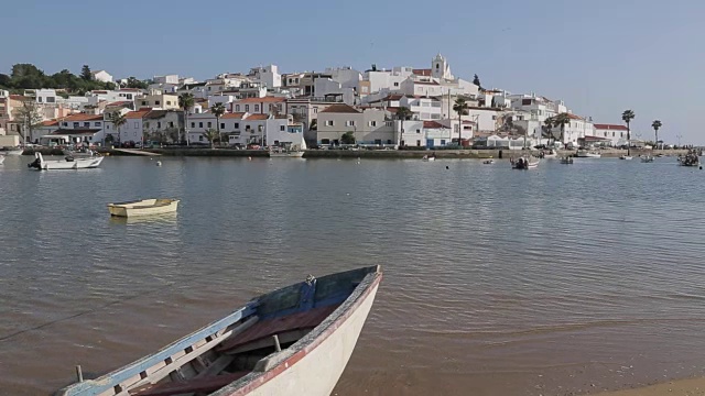 小镇和海滩上的船，费拉古多，阿尔加维，葡萄牙，欧洲视频素材