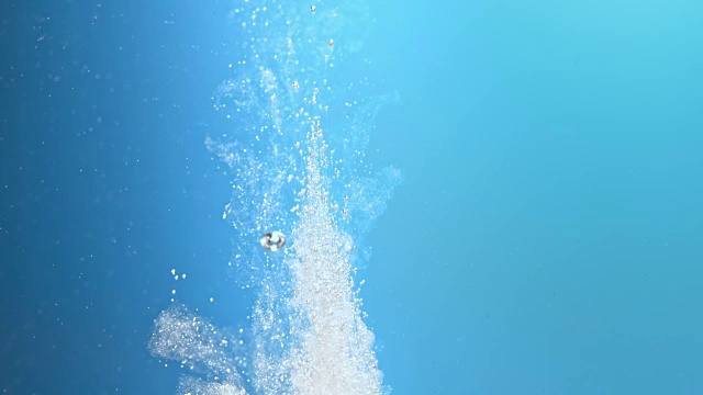 SLO MO起泡片在蓝色背景上溶解视频下载