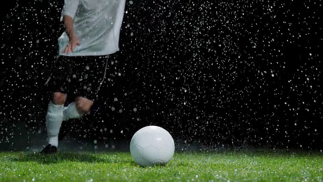 足球运动员在大雨中踢任意球视频素材