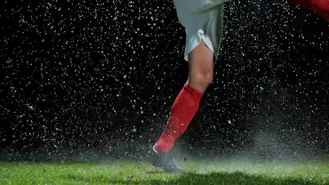 足球运动员在雨中踢任意球视频素材