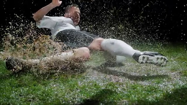 足球运动员在雨中滑铲对手视频购买