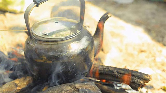 淘洗:用传统方法蒸茶视频素材