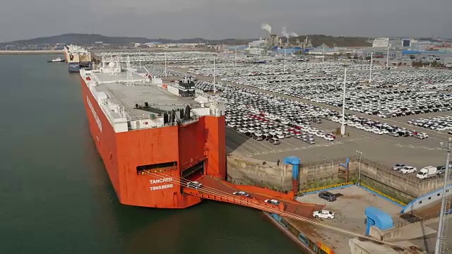 在平泽港，汽车撞到货船上，一大群汽车排成一排视频素材