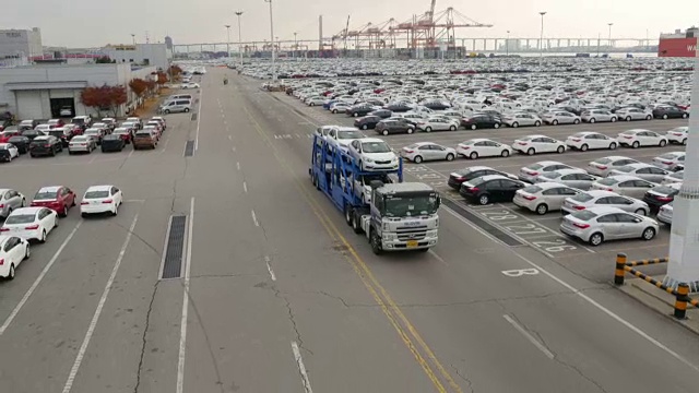 通过平泽港出口码头的汽车拖车视频素材