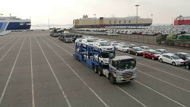 平泽港出口码头附近的一排汽车拖车视频下载