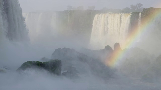 伊高祖瀑布的明亮彩虹和雾水视频下载