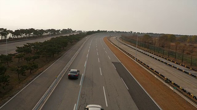 汽车在测试轨道上超速行驶的镜头视频下载