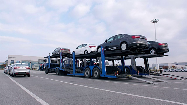 在平泽港口的停车场卸载汽车拖车的观点视频下载
