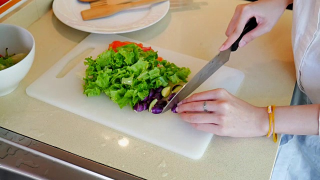 漂亮的厨师正在为有机沙拉准备蔬菜视频素材