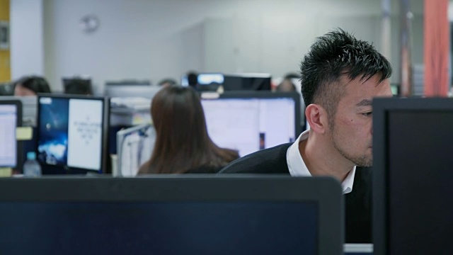 4K，日本商人在办公室工作。视频素材