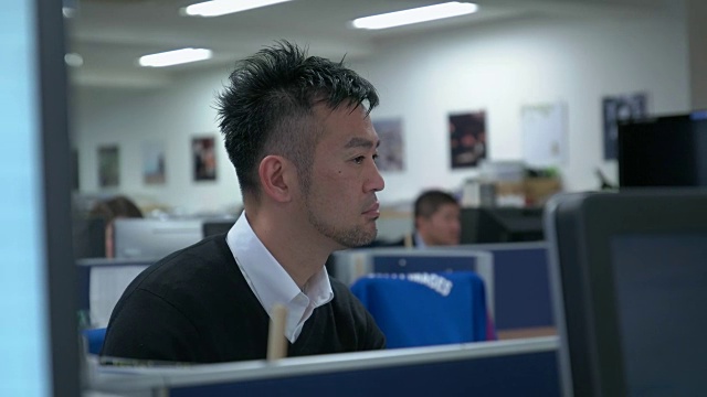 4K，日本商人在办公室工作。视频素材